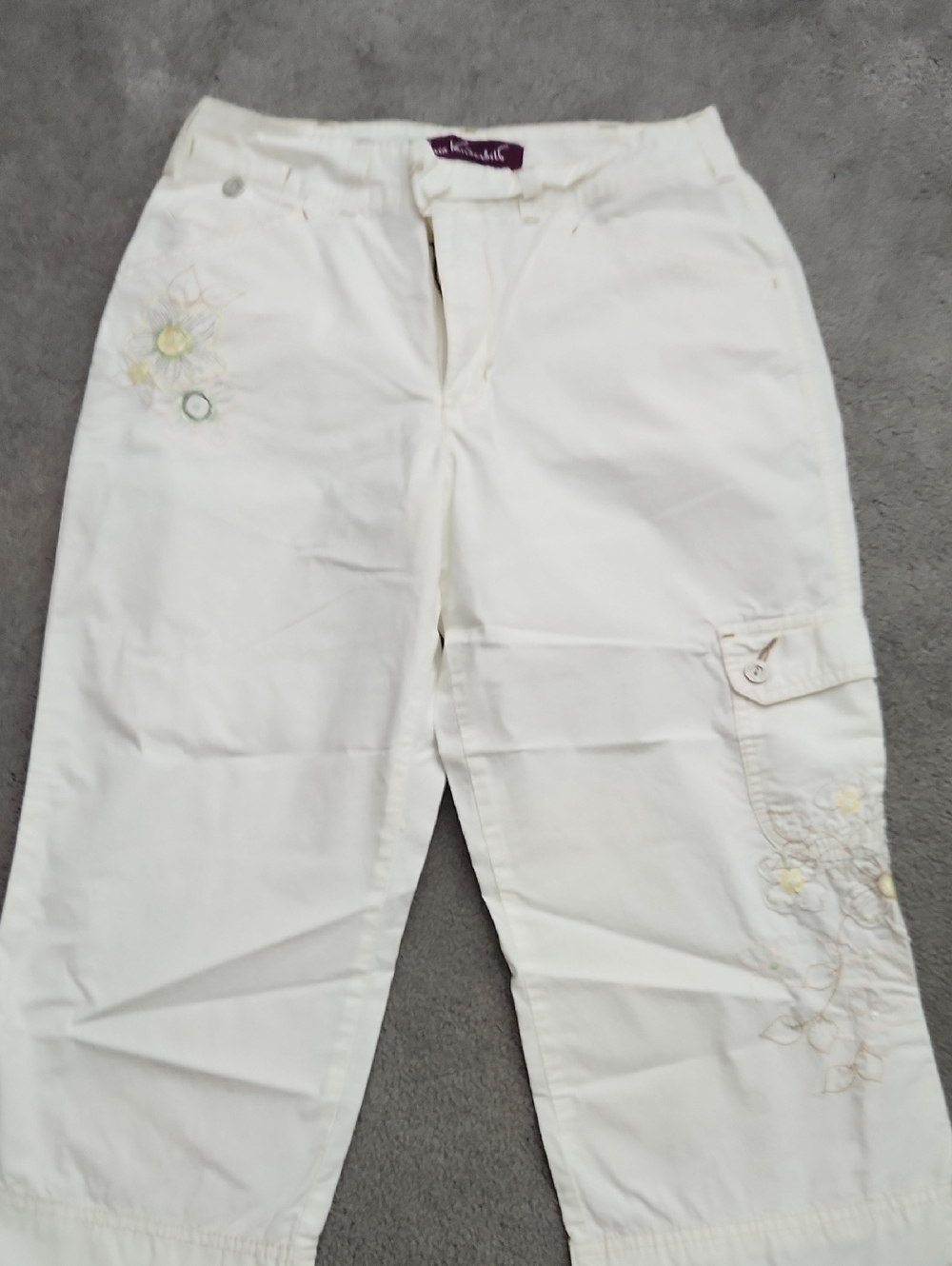 Gloria Vanderbilt White Pants with Plum Label Detail